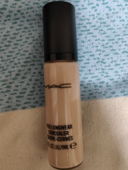 M.A.C Pro Longwear Concealer - NC35
(9ml)