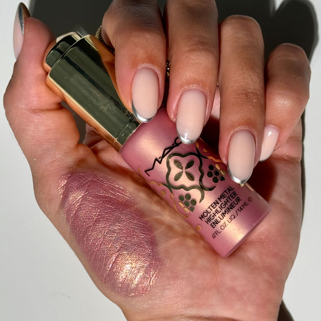 M.A.C Molten Metal Highlighter - Bling-A-Ling! (Embroidered Opulence Collection)
(14ml)