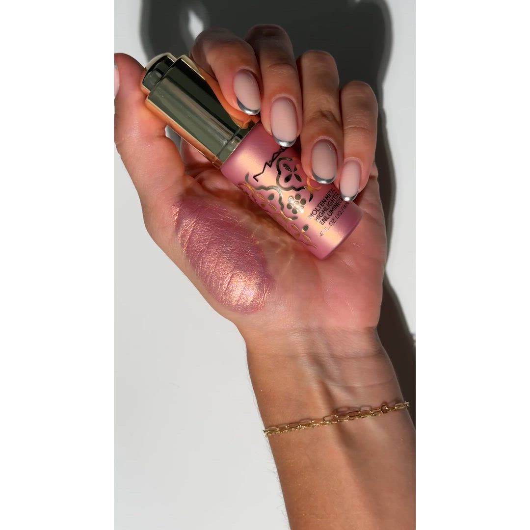 M.A.C Molten Metal Highlighter - Bling-A-Ling! (Embroidered Opulence Collection)
(14ml)