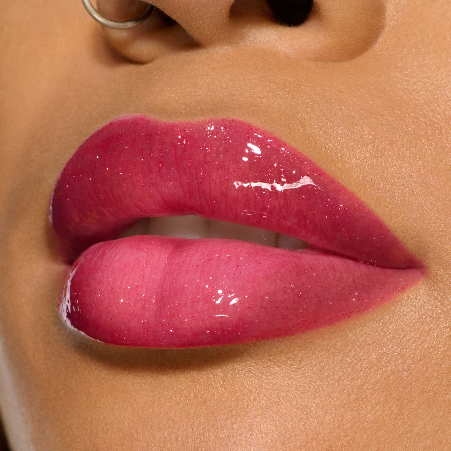 M.A.C Viva Glam Lipglass Air-Viva Kimmitment
(5ml)